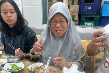 Cik Napsiah Sidin ghairah dan gembira dapat makan ketam ketika di Busan, South Korea, semasa melancong bersama keluarganya.