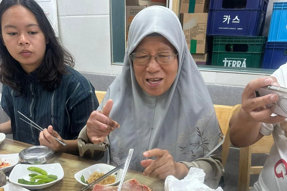 Cik Napsiah Sidin ghairah dan gembira dapat makan ketam ketika di Busan, South Korea, semasa melancong bersama keluarganya.