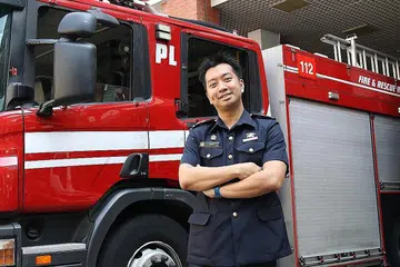 DULU DAN SEKARANG: Encik Raizan, 39 tahun, yang kini Timbalan Komander Batalion Penyelamat SCDF, menjalani Latihan Ketenteraan Asas (BMT) pada 1996 di SAF dan berjaya menjadi pegawai sebelum dipindahkan ke Balai Bomba Central sebagai pegawai Rota. - Foto-foto SCDF