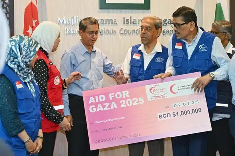 Pemangku Menteri Bertanggungjawab bagi Ehwal Masyarakat Islam, Profesor Madya Dr Muhammad Faishal Ibrahim (tengah), menyaksikan penyerahan simboleh cek dari Yayasan Rahmatan Lil Alamin (RLAF) kepada Persatuan Bulan Sabit Merah Mesir (ERC) pada 2 September.