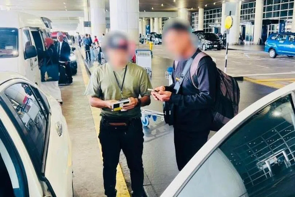 Jabatan Pengangkutan Jalan (JPJ) menahan seorang pemandu kereta sewa yang cuba memerangkap penumpang di Lapangan Terbang Antarabangsa Kuala Lumpur (KLIA) dengan caj tinggi. 