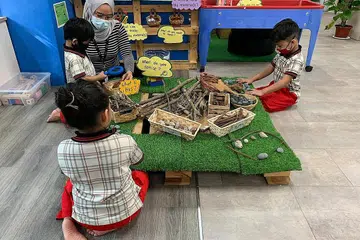 MERANGSANG MINDA KREATIF ANAK: Bahan semula jadi seperti dahan, batu kecil, bijian, ranting dan kerang selain bahan kitar semula, boleh digunakan dalam memprovokasi minda kanak-kanak. Berbekalkan semua elemen semula jadi itu, guru boleh kemukakan soalan terbuka yang mendorong ekspresi kanak-kanak. - Foto PPIS