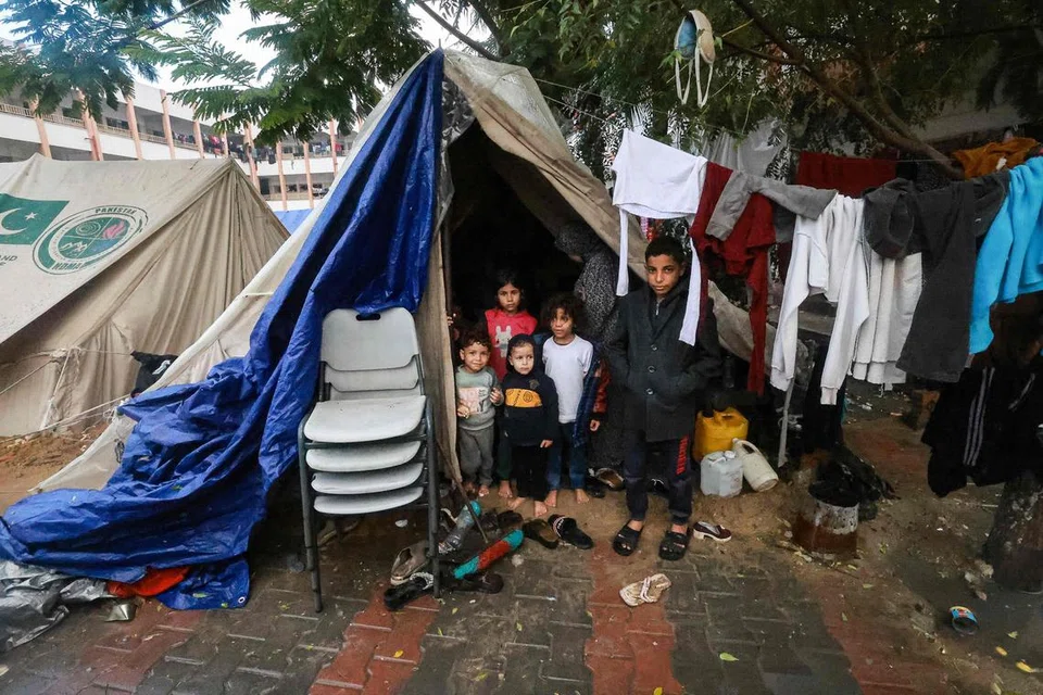 BIMBANG PENYAKIT BERJANGKIT: Dalam keadaan yang sesak seperti di khemah sementara di sebuah kem yang didirikan di halaman sekolah di Rafah, selatan Jaluran Gaza ini, Pertubuhan Kesihatan Sedunia (WHO) memberi amaran penyakit berjangkit mudah menular dengan cepat ke seluruh Gaza, sekali gus mewujudkan masalah tambahan terhadap sistem kesihatan yang sudah lumpuh.