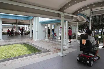 AMBIL KIT ART: Para penduduk beratur untuk mengambil kit ujian-sendiri ART yang diberikan percuma di dewan serbaguna di Geylang Bahru. - Foto BH oleh TIMOTHY DAVID