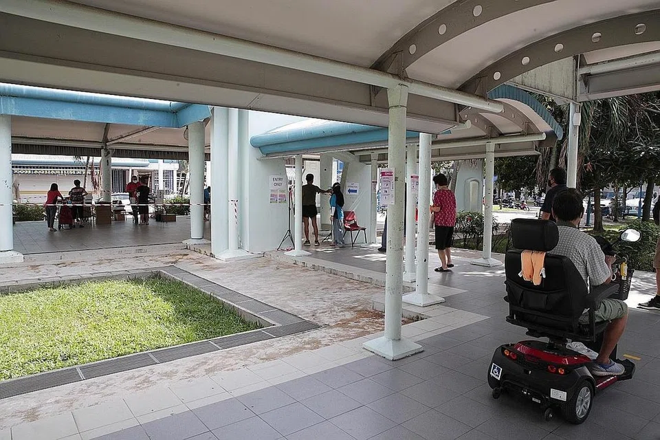 AMBIL KIT ART: Para penduduk beratur untuk mengambil kit ujian-sendiri ART yang diberikan percuma di dewan serbaguna di Geylang Bahru. - Foto BH oleh TIMOTHY DAVID