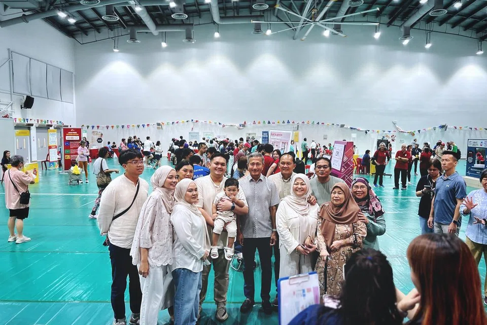 Keluarga Encik Aqil Azmi bergambar bersama tetamu terhormat, Menteri Ehwal Luar, Dr Vivian Balakrishnan (tengah), di Kelab Masyarakat Senja-Cashew pada 21 September.