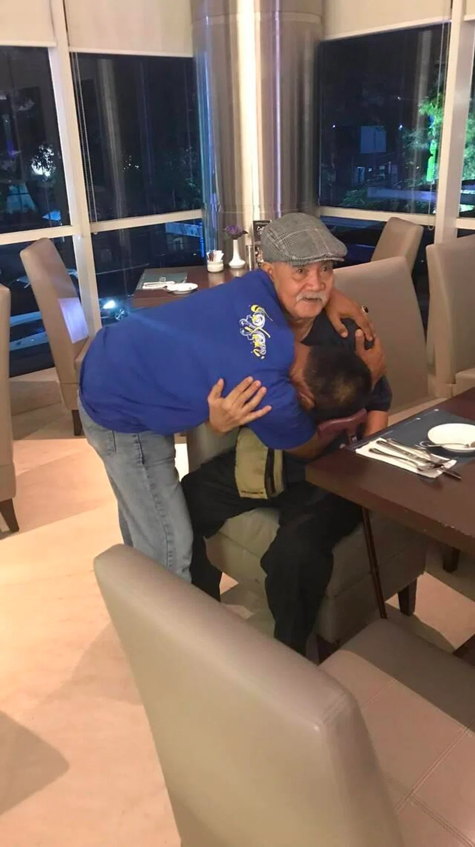 Saudara Cik Rapika (kiri) memeluk erat Encik Harjuna kerana raut wajah beliau mirip dengan bapanya yang sudah meninggal dunia.