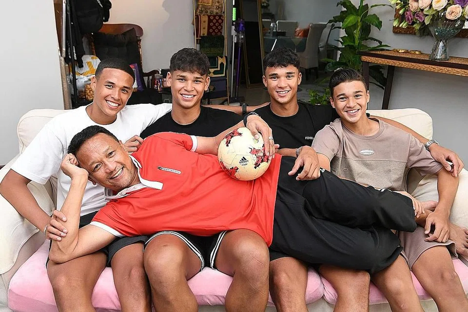 KELUARGA BOLA SEPAK: Iryan (paling kanan) bergambar bersama bapanya, legenda bola sepak negara, Fandi Ahmad, serta abang-abangnya (dari kiri) Ilhan, Irfan dan Ikhsan. - Foto fail