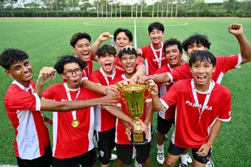 Pasukan ‘Panama’ menjuarai Piala Dunia Institut Pendidikan Teknikal (ITE) Kolej Central, kejohanan bola sepak 7 sepasukan berinspirasikan Piala Dunia. Walaupun bersyukur dapat memenangi kejohanan tersebut, Muhammad Adam Mohd Faisal (empat dari kiri) dan Rieyan Ayman Rudi  (tiga dari kiri) berkata mereka gembira dapat menghabiskan masa berharga bersama rakan-rakan mereka.