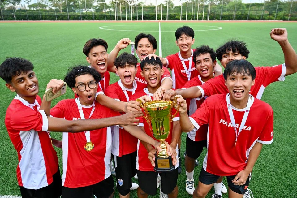Pasukan ‘Panama’ menjuarai Piala Dunia Institut Pendidikan Teknikal (ITE) Kolej Central, kejohanan bola sepak 7 sepasukan berinspirasikan Piala Dunia. Walaupun bersyukur dapat memenangi kejohanan tersebut, Muhammad Adam Mohd Faisal (empat dari kiri) dan Rieyan Ayman Rudi  (tiga dari kiri) berkata mereka gembira dapat menghabiskan masa berharga bersama rakan-rakan mereka.