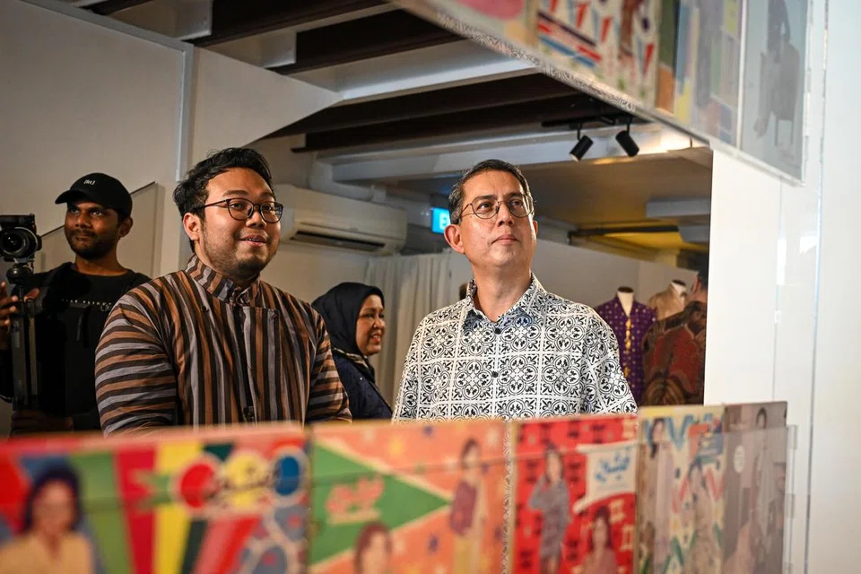 PAMERAN KEBAYA:  Menteri Negara (Ehwal Dalam Negeri merangkap Pembangunan Negara) yang juga penasihat kepada One Kampong Gelam, Profesor Madya Muhammad Faishal Ibrahim, bersama pengasas Kebaya Société, Encik Sufiyanto Amat Sopingi, di pelancaran pameran Gaya Kebaya – 130 Tahun di Sultan Gate.
