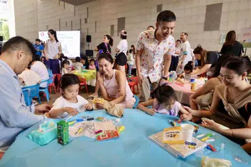 Encik Shawn Loh (berdiri) berinteraksi dengan peserta Karnival Kanak-Kanak di Karnival SG60 Kanak-Kanak, di Perpustakaan Negara pada 13 April.