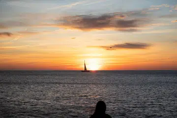 Keindahan pantai semasa fajar menyinsing di Sepanyol.
