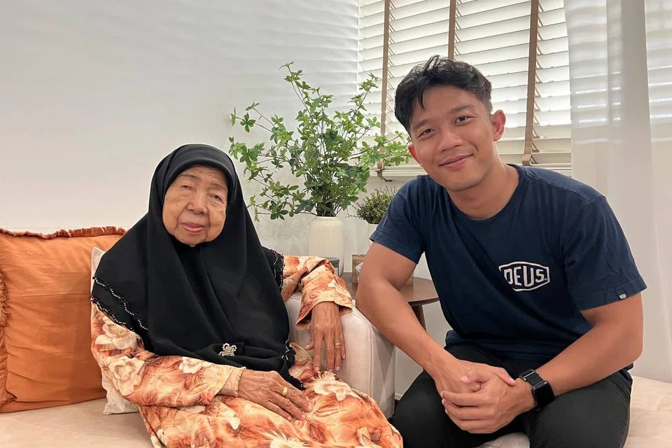 Encik Ezdhir Edris bersama neneknya, Cik Zaleha Eman, yang berusia 90 tahun.