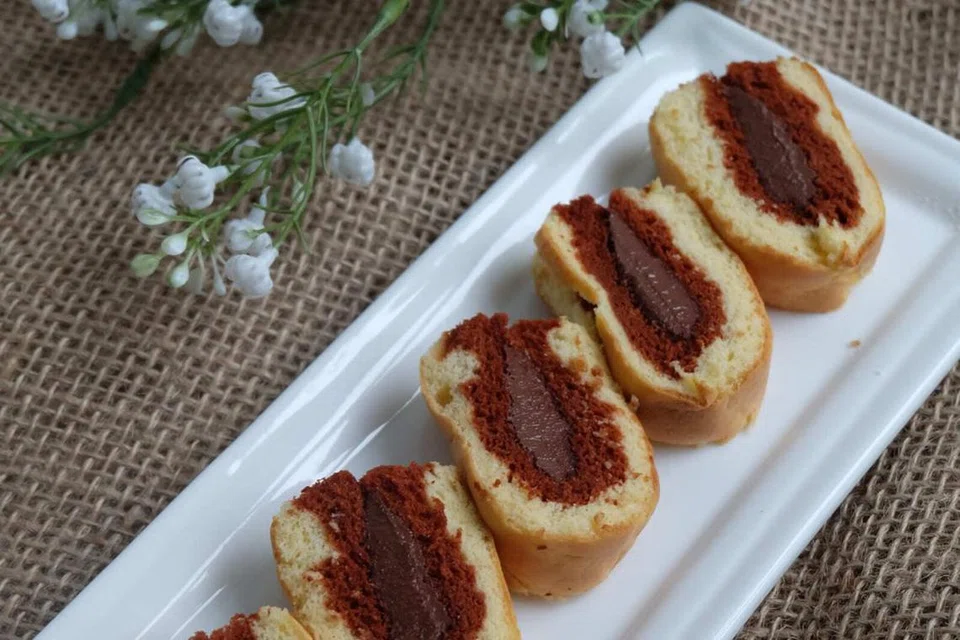 Belajar membakar kek tapak kuda menjelang Hari Raya.