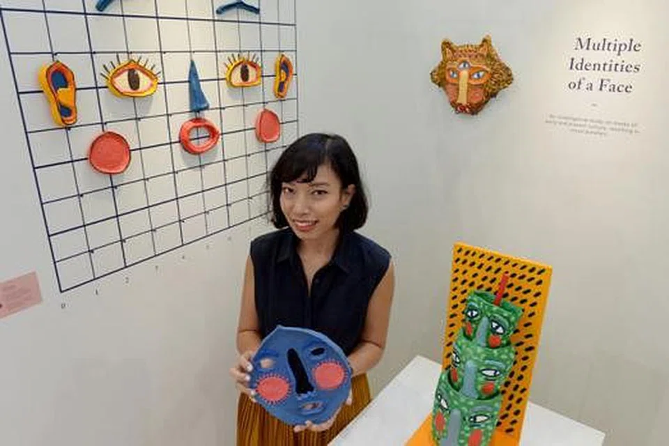 SATU WAJAH, PELBAGAI IDENTITI: Cik Nur Hafizah Jainal menggunakan topeng sebagai teras projek tahun akhirnya yang mengupas isu identiti manusia yang berubah dari zaman ke zaman. - Foto-foto TUKIMAN WARJI