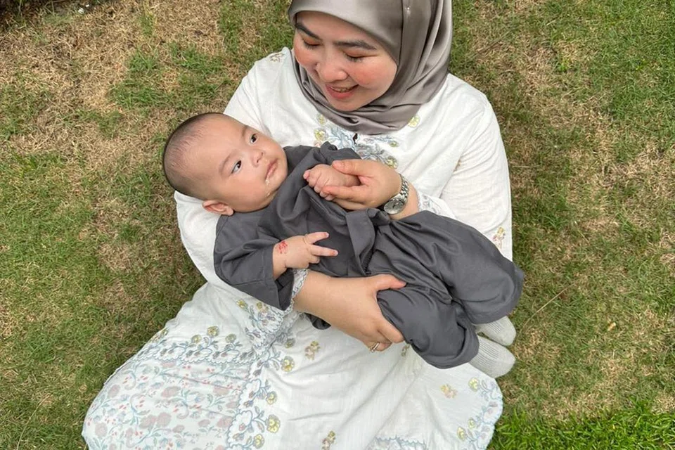 Gambar isteri dan anak yang digunakan sebagai ‘wallpaper’ atau latar belakang hiasan telefon bimbit Allahyarham Encik Muhammad Isma Azwa yang masih belum ditemui.