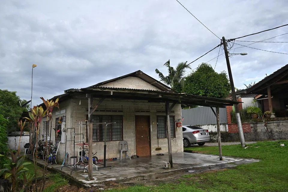 Kawasan tanah persendirian ini dihuni oleh tiga keluarga besar, termasuk keluarga penyerang, menurut sumber yang ditemui Berita Minggu (BM). Pengamatan BM menunjukkan ada antara 10 hingga 12 rumah di dalam kawasan persendirian ini, sebahagiannya kosong. 