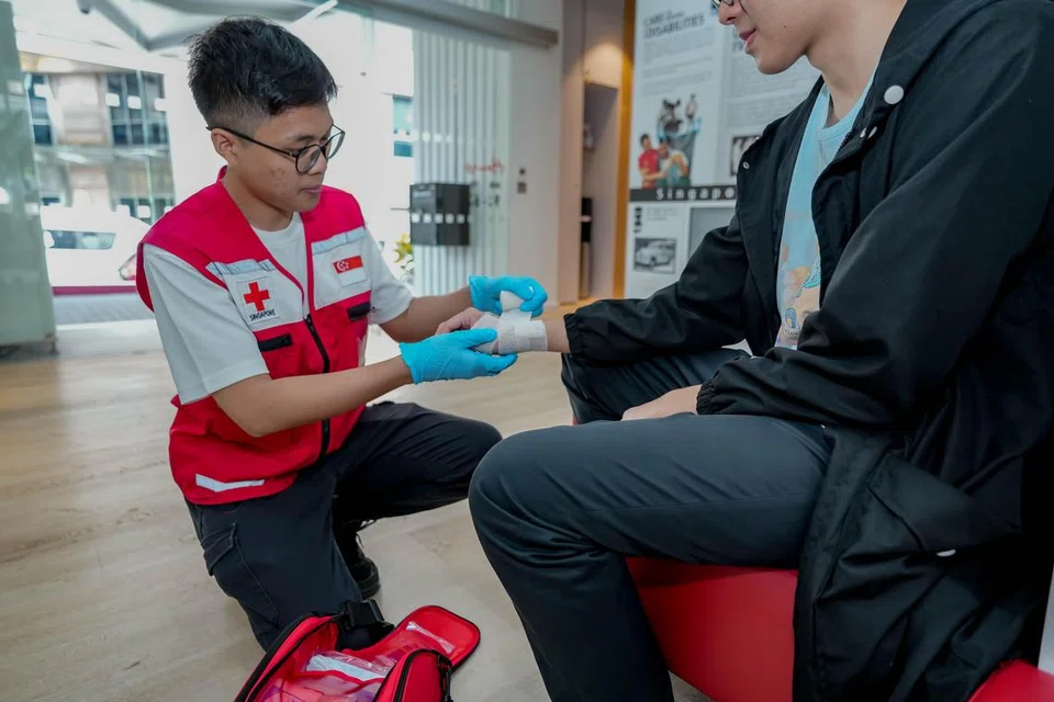 Mahasiswa Universiti Nasional Singapura (NUS), Encik Hakim Lu Fanghan kini merupakan ketua kumpulan sukarelawan Palang Merah Singapura (SRC), tempat beliau berkongsi ilmu pengetahuan dan pengalamannya kepada relawan lain. 