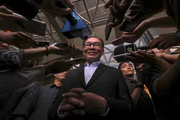 JADI TUMPUAN: Perdana Menteri merangkap Menteri Kewangan Malaysia, Datuk Seri Anwar Ibrahim, diserbu pemberita selepas menghadiri Perhimpunan Bersama Warga Kementerian Kewangan sebelum mengumumkan rombakan Kabinet yang antara lain melibatkan pertambahan bilangan Jemaah Menteri.
