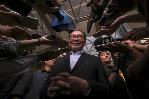 HARUS DIBERI PELUANG: Kerajaan Malaysia pimpinan Datuk Seri Anwar Ibrahim harus diberi peluang untuk membuktikan keupayaan mereka sehingga tamat penggal sekurang-kurangnya lima tahun.