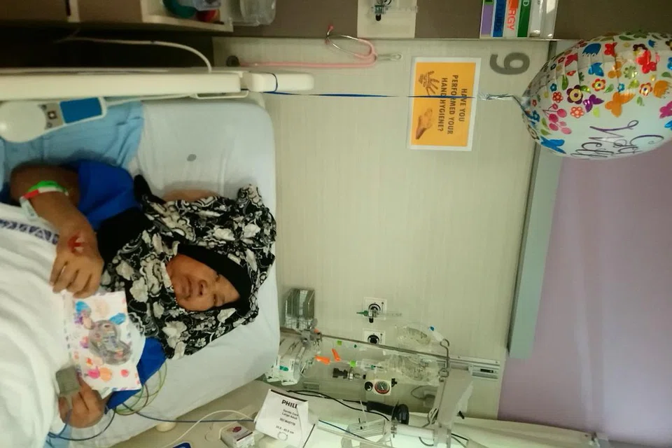 Pada 2020, Cik Siti dimasukkan ke Hospital Besar Changi (CGH) disebabkan kesesakan nafas. Di tangan beliau adalah sekeping kad ucapan oleh cucu-cucu tersayang. 