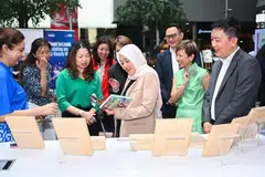 KEMPEN MEMBACA: Menteri Negara (Penerangan dan Pembangunan Digital merangkap Kesihatan), Cik Rahayu Mahzam (tengah), semasa pelancaran kempen, ‘Read to Lead: Building an AI-Ready Mind’ (Baca untuk Memimpin: Membina Minda untuk Bersedia dengan AI), di lobi awam Asia Square, Shenton Way, pada 14 Julai.