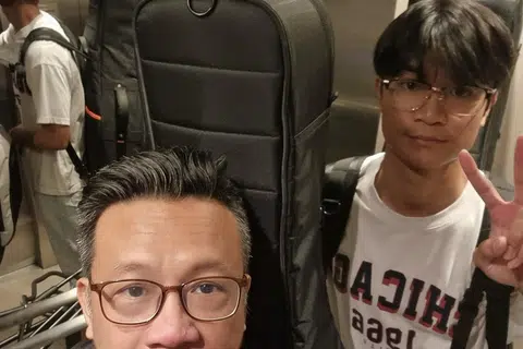 Irsyad Mohammad Said (kanan) sedikit demi sedikit belajar keluar daripada zon selesanya, hasil dorongan ayahnya, Mohammad Said Rahim, untuk menghadiri uji bakat bagi mendapatkan surat pengesahan Majlis Seni Kebangsaan (NAC), yang membolehkannya membuat persembahan di ruang awam dan jalanan.