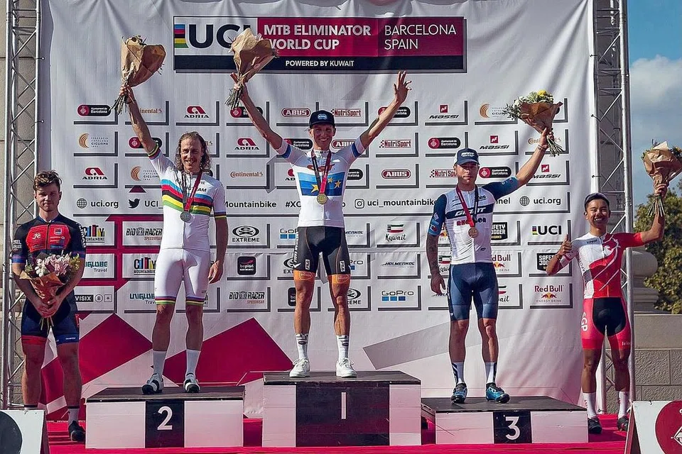 'BONUS' BAGI PENGORBANAN: Riyadh (paling kanan) berjaya menduduki tempat kelima secara keseluruhan, meraih keputusan podium di Piala Dunia Eliminator Mountain Bike UCI Barcelona Sabtu lalu. - Foto ihsan RIYADH HAKIM LUKMAN