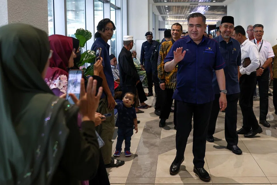 Menteri Pengangkutan Malaysia, Encik Anthony Loke, beramah-tamah bersama pengguna Lapangan Terbang Sultan Ismail Petra (LTSIP) selepas Majlis Perasmian Operasi Fasa 1 Projek Pembesaran dan Menaik Taraf LTSIP pada 13 Mei.