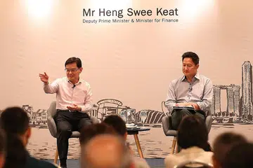 IKLIM JADI TUMPUAN: Timbalan Perdana Menteri merangkap Menteri Kewangan, Encik Heng Swee Keat (kiri) memberi ucapan pembukaan sebelum dialog dengan disaksikan moderator, Encik Steven Chia (kanan). - Foto BH oleh TIMOTHY DAVID