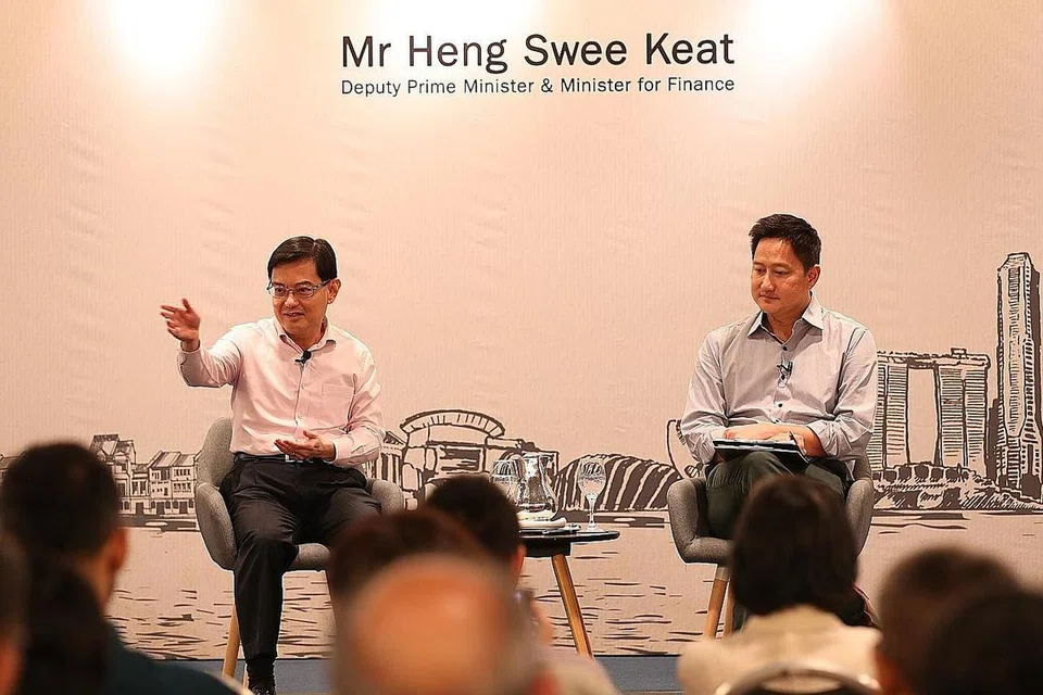 IKLIM JADI TUMPUAN: Timbalan Perdana Menteri merangkap Menteri Kewangan, Encik Heng Swee Keat (kiri) memberi ucapan pembukaan sebelum dialog dengan disaksikan moderator, Encik Steven Chia (kanan). - Foto BH oleh TIMOTHY DAVID