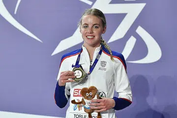 REMAJA EMAS: Keely Hodgkinson dari Britain bergambar dengan pingat emasnya daripada perlumbaan 800m wanita Kejohanan Tertutup Eropah di Torun, Poland, kelmarin. - Foto EPA-EFE