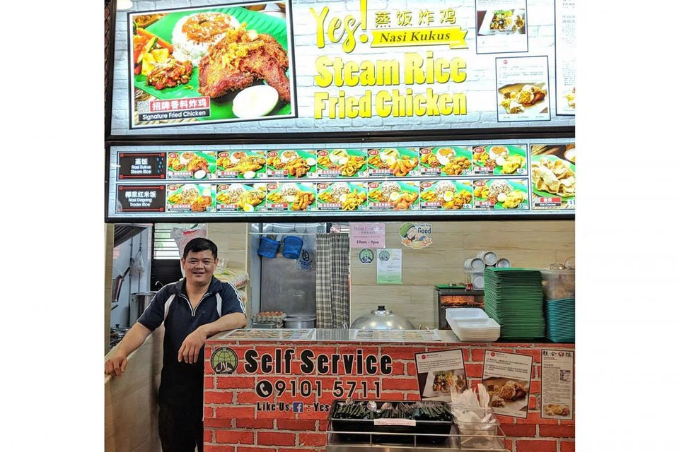 JUAL MAKANAN KELANTAN HALAL: Gerai makanan Encik Chu adalah satu-satunya di Singapura yang menyajikan makanan asli Kelantan seperti nasi kukus dan nasi dagang. - Foto BH oleh ZULAIQAH ABDUL RAHIM