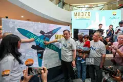 Menteri Pengangkutan Malaysia, Encik Anthony Loke (empat dari kanan), bersama ahli keluarga mangsa pesawat Malaysia Airlines MH370 pada Majlis Memperingati MH370 di Selangor, pada 3 Mac.