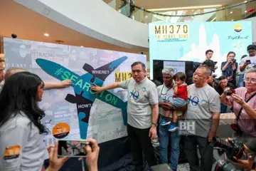 Menteri Pengangkutan Malaysia, Encik Anthony Loke (empat dari kanan), bersama ahli keluarga mangsa pesawat Malaysia Airlines MH370 pada Majlis Memperingati MH370 di Selangor, pada 3 Mac.