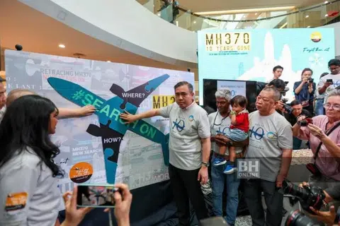 Menteri Pengangkutan Malaysia, Encik Anthony Loke (empat dari kanan), bersama ahli keluarga mangsa pesawat Malaysia Airlines MH370 pada Majlis Memperingati MH370 di Selangor, pada 3 Mac.
