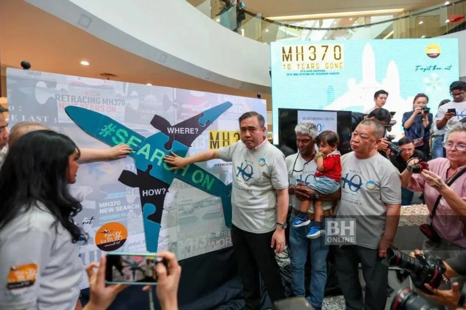 Menteri Pengangkutan Malaysia, Encik Anthony Loke (empat dari kanan), bersama ahli keluarga mangsa pesawat Malaysia Airlines MH370 pada Majlis Memperingati MH370 di Selangor, pada 3 Mac.