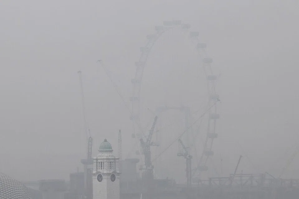 Jerebu menyebabkan Singapore Flyer dan bangunan-bangunan di sekitarnya hilang daripada pandangan, seperti yang dilihat dari Chinatown pada sekitar 12.05 tengah hari, 15 Oktober.