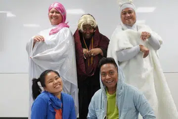 TINJAU PANTANG LARANG MELAYU: Persembahan teater Kata Orang Tua-Tua di Playden Arts House dari Khamis hingga Sabtu diadakan bagi si cilik memahami tujuan sebenar di sebalik pantang larang masyarakat Melayu. Penggiat teater terdiri (belakang, dari kiri mengikut putaran jam), Suhaila Sanif (Kakak Cantik); Pramila Pam Krishnasamy (Nenek Kebayan); Adi Jamaludin (Kucing), yang juga bertindak sebagai pengarah, penerbit dan penulis; Wan Haddad (Danial) dan Jannah Jamaludin (Puteri).