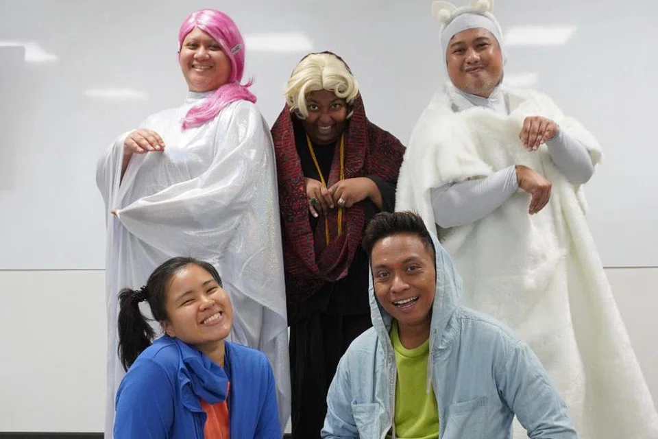 TINJAU PANTANG LARANG MELAYU: Persembahan teater Kata Orang Tua-Tua di Playden Arts House dari Khamis hingga Sabtu diadakan bagi si cilik memahami tujuan sebenar di sebalik pantang larang masyarakat Melayu. Penggiat teater terdiri (belakang, dari kiri mengikut putaran jam), Suhaila Sanif (Kakak Cantik); Pramila Pam Krishnasamy (Nenek Kebayan); Adi Jamaludin (Kucing), yang juga bertindak sebagai pengarah, penerbit dan penulis; Wan Haddad (Danial) dan Jannah Jamaludin (Puteri).