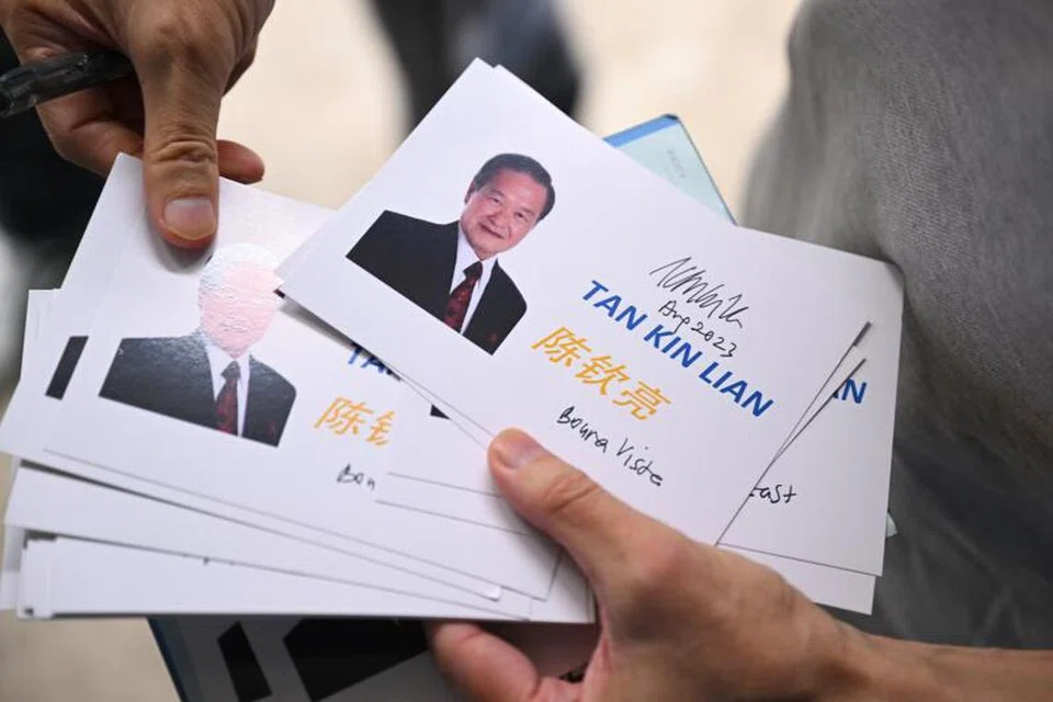 BAHAN EDARAN: Risalah yang diedarkan sukarelawan pasukan kempen calon Presiden, Encik Tan Kin Lian.