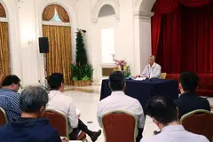SIDANG MEDIA: Perdana Menteri, Encik Lee Hsien Loong, semasa sidang media di Istana pada petang Isnin bagi mengumumkan peletakan jawatan Speaker Parlimen, Encik Tan Chuan-Jin, dan Anggota Parlimen (AP) GRC Tampines, Cik Cheng Li Hui, daripada Parti Tindakan Rakyat (PAP).