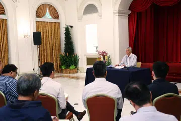SIDANG MEDIA: Perdana Menteri, Encik Lee Hsien Loong, semasa sidang media di Istana pada petang Isnin bagi mengumumkan peletakan jawatan Speaker Parlimen, Encik Tan Chuan-Jin, dan Anggota Parlimen (AP) GRC Tampines, Cik Cheng Li Hui, daripada Parti Tindakan Rakyat (PAP).