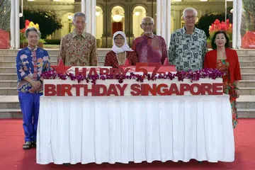 (Dari kiri): Cik Ho Ching, Encik Lee Hsien Loong, Puan Halimah Yacob, Encik Mohamed Abdullah Alhabshee, Encik Goh Chok Tong dan Cik Tan Choo Leng.