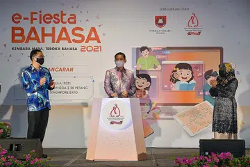KEUPAYAAN DWIBAHASA PENTING: Dr Maliki (tengah) bersama (dari kiri) Encik Sin Kim Ho, Pengarah Bahagian, Bahagian Perancangan dan Pembangunan Kurikulum 1, Kementerian Pendidikan (MOE); serta Cik Salbiah Abas, Timbalan Pengarah, Cawangan Bahasa Ibunda Bahagian Perancangan dan Pembangunan Kurikulum 1, MOE, membentangkan logo meraikan ulang tahun ke-15 MLLPC semalam. - Foto BM oleh CHONG JUN LIANG