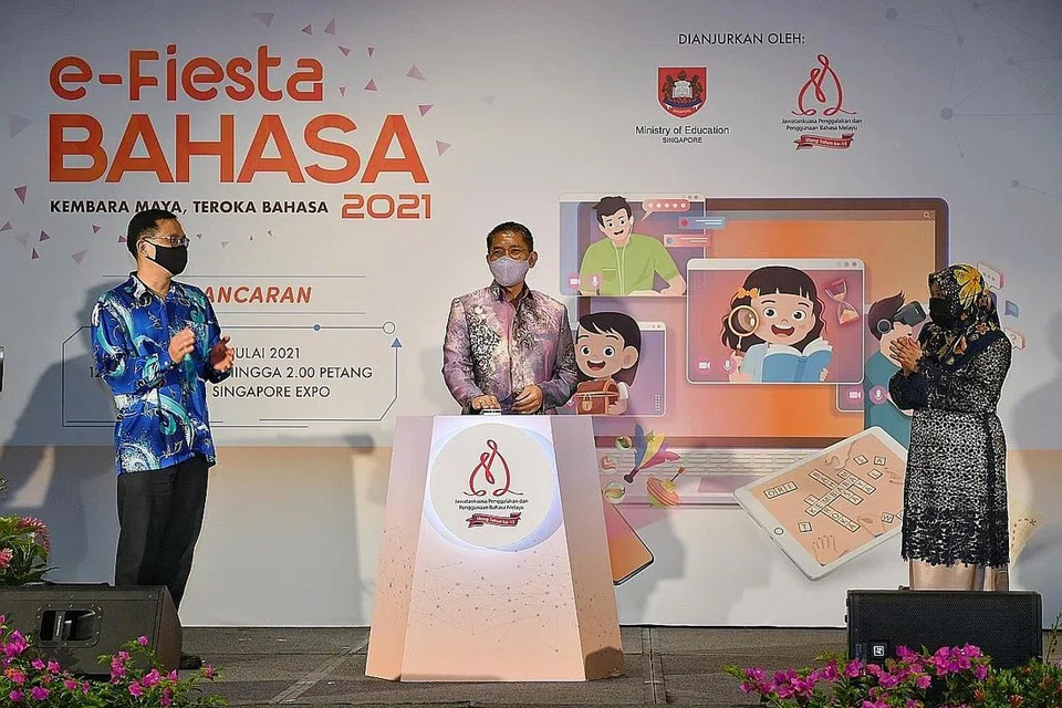 KEUPAYAAN DWIBAHASA PENTING: Dr Maliki (tengah) bersama (dari kiri) Encik Sin Kim Ho, Pengarah Bahagian, Bahagian Perancangan dan Pembangunan Kurikulum 1, Kementerian Pendidikan (MOE); serta Cik Salbiah Abas, Timbalan Pengarah, Cawangan Bahasa Ibunda Bahagian Perancangan dan Pembangunan Kurikulum 1, MOE, membentangkan logo meraikan ulang tahun ke-15 MLLPC semalam. - Foto BM oleh CHONG JUN LIANG