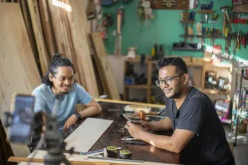 BENGKEL PERANTIS: Pencipta perabot dan pemilik butik perabot bina khusus, Urban Salvation, Syed Ahmad Abdul Rahman Alhabshee, 31 tahun (kanan), dilihat sedang menjalankan sesi bengkel reka bentuk kayu yang disiarkan secara langsung di Instagram bersama Encik Muhammad Syahir Mohamad Amin, 29 tahun (kiri) yang telah menjadi perantisnya selama dua minggu. - Foto BH oleh HARITH MUSTAFFA