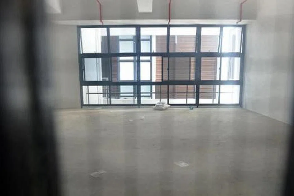 PEJABAT SYARIKAT: Ruang kosong menemui wartawan ketika menjejak syarikat Prima Nona di Primz Bizhub, Woodlands Close. - Foto M.O. SALLEH 