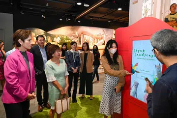 PAMERAN PERPUSTAKAAN: Cik Josephine Teo (kiri) dan Mayor CDC Central Singapore, Cik Denise Phua (dua dari kiri), meninjau pameran bertajuk ‘Landskap Lepak: Kehidupan Dan Riadah di Singapura’ di ruang ‘Alkof Singapura’. semasa perasmian Perpustakaan Awam Central pada 12 Januari. 